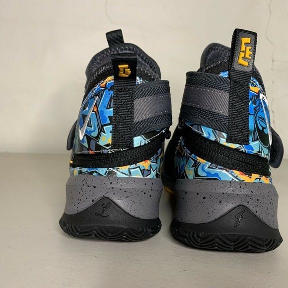 YOUTH NIKE LEBRON SOLDIER XIII FLYEASE - Picture 5 of 7
